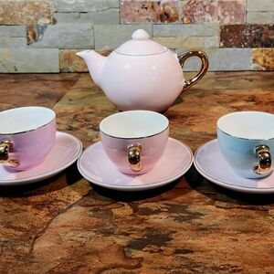 Kids tea cups and saucers And Tea Pot • Brand : F.A.O - Schwarz •